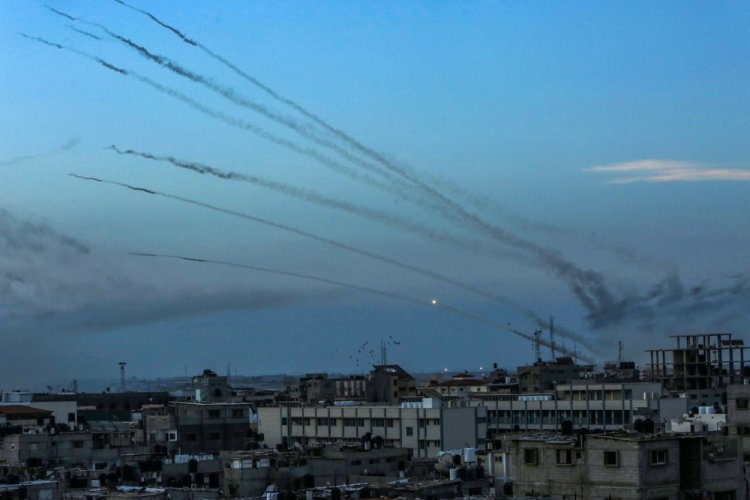 ירי רקטות לישראל מהעיר רפיח שברצועת עזה 