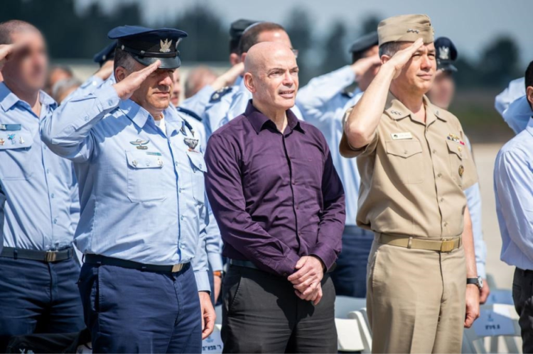 תא״ל (מיל׳) ד״ר דני גולד (במרכז), עם מפקד חיל האוויר, אלוף עמיקם נורקין, וראש הסוכנות האמריקאית להגנה מטילים, אדמירל ג'ון היל. צילום: דובר צה"ל
